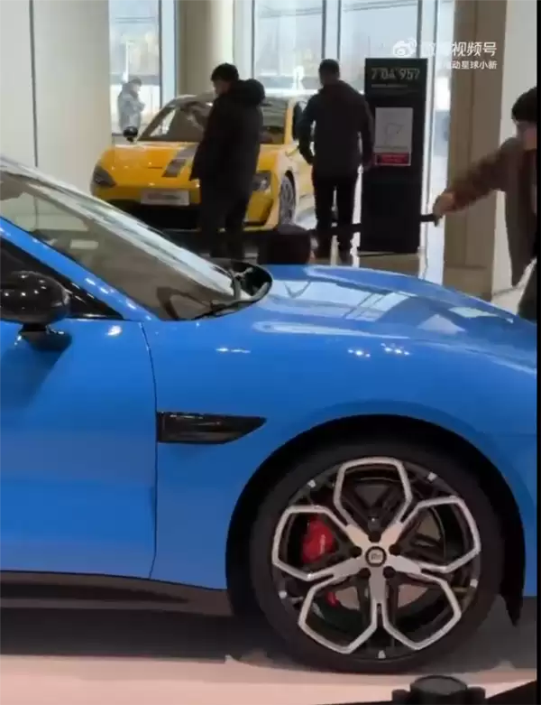 小米SU7春节前抢先到店,卡布里蓝等九色实车亮相,激光雷达全系标配