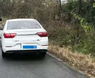 一瓶矿泉水让刹车失灵 官方提醒:男子返乡途中被吓坏