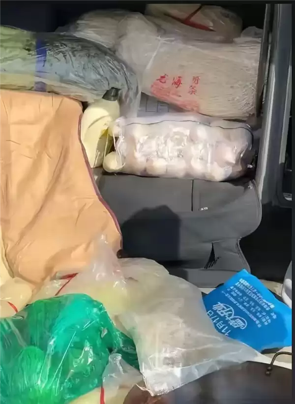 一家35口开大巴自驾游云南:AA制每人2000元 自备100斤米面做饭