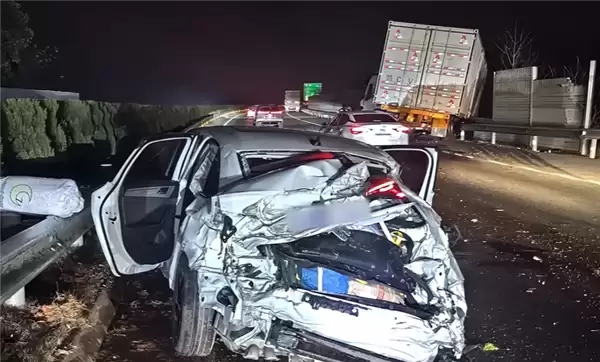 高速上小车硬挤货车夹缝:被来回撞击秒变废铁