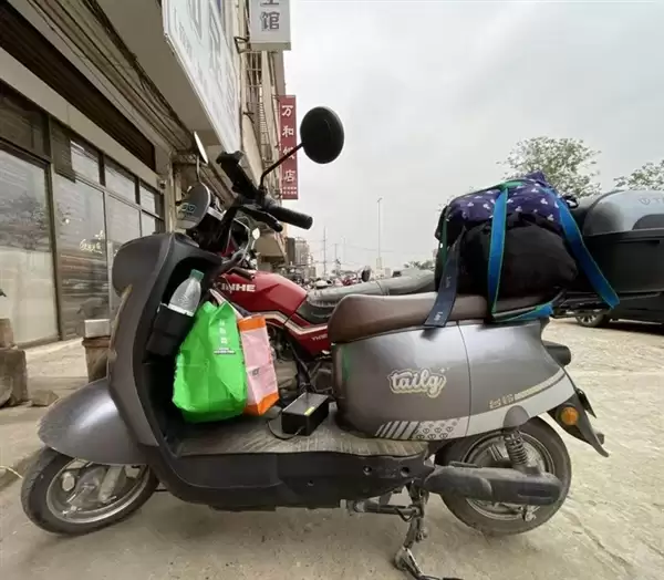 女子骑电动自行车近2个月从上海回广西引百万人围观:3000多公里路程 一天充3次电