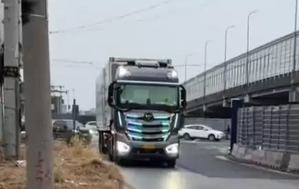 女子打顺风车却打来了大货车！引发全网热议 当事人澄清