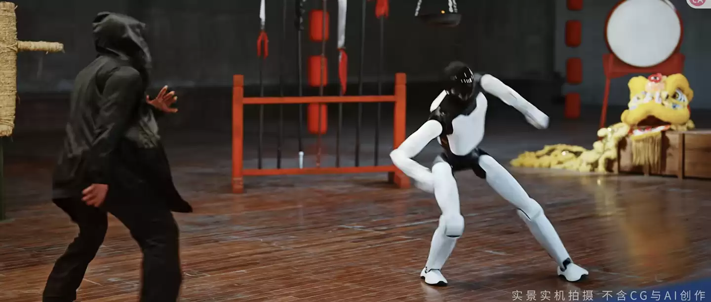 智元全新一代全尺寸人形机器人远征A3亮相：会“功夫”，号称文武双全