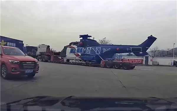 国内最贵车祸!半挂卡车高速路上撞了价值1.4亿元的直升机