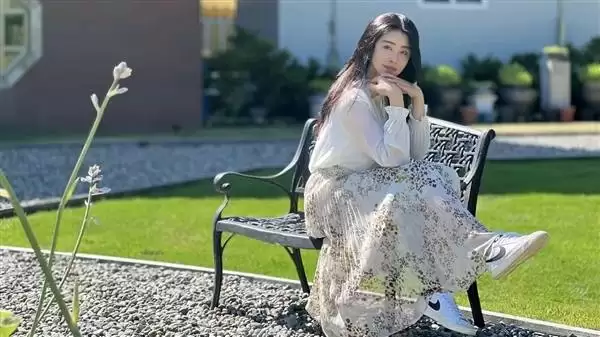 59岁王祖贤晒素颜生日照 大家好久不见:网友热议气质优雅仍少女感满满