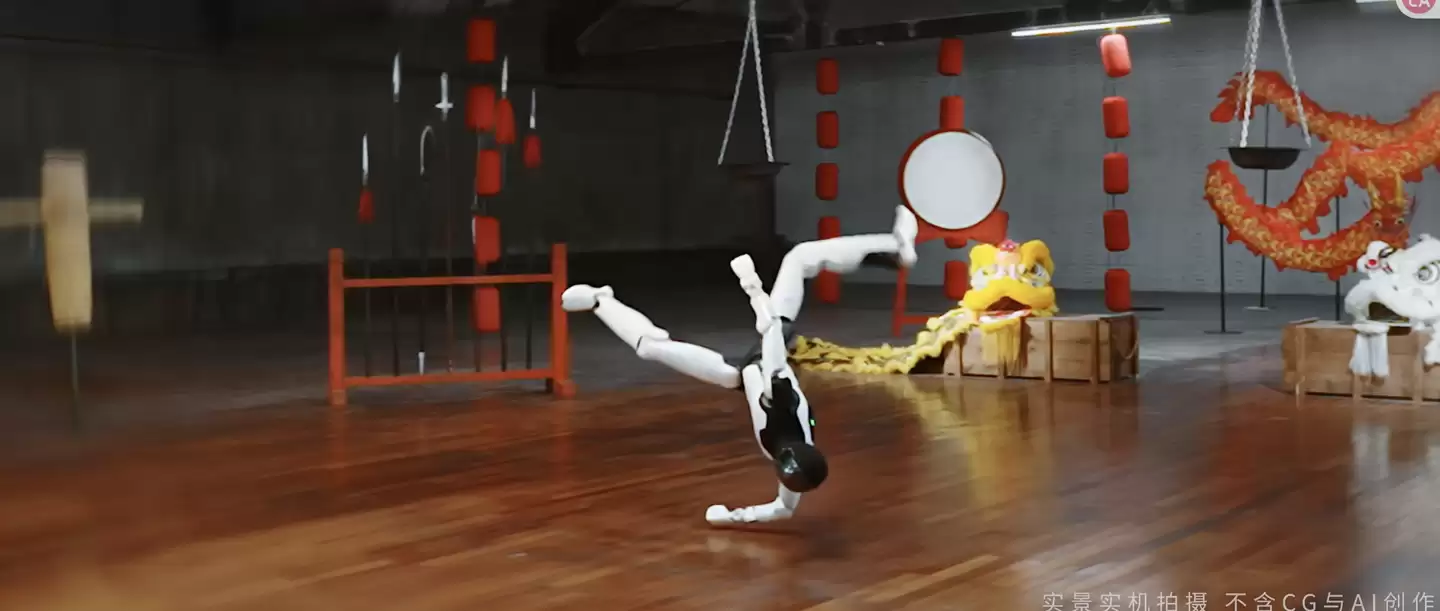 智元全新一代全尺寸人形机器人远征A3亮相：会“功夫”，号称文武双全