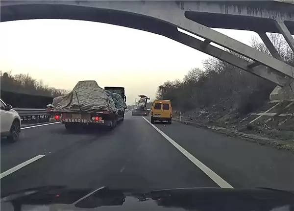 国内最贵车祸!半挂卡车高速路上撞了价值1.4亿元的直升机