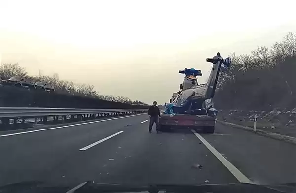 国内最贵车祸!半挂卡车高速路上撞了价值1.4亿元的直升机