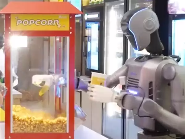 深圳影院启用越疆人形机器人Atom全自动售卖爆米花