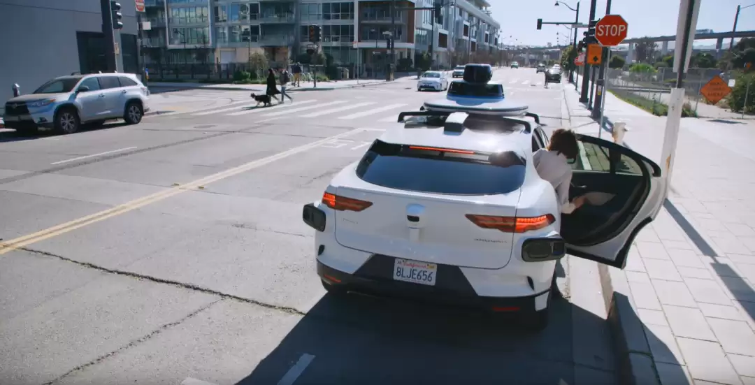 外卖员“活久见”:跑腿1km,帮Waymo关了个门