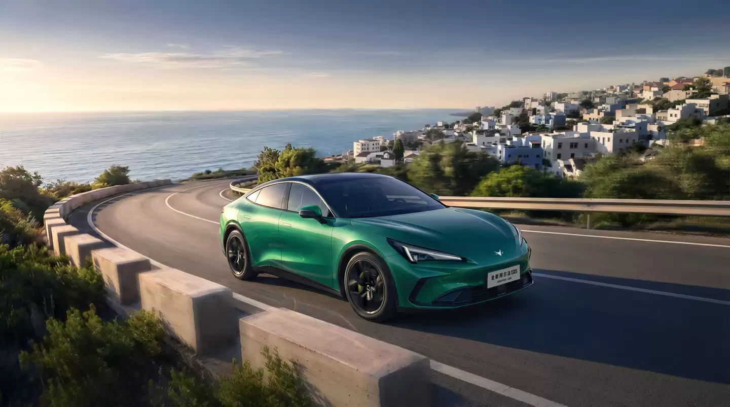 全新极狐阿尔法 S5 外观公布:新增绿色车漆,将提供增程车型