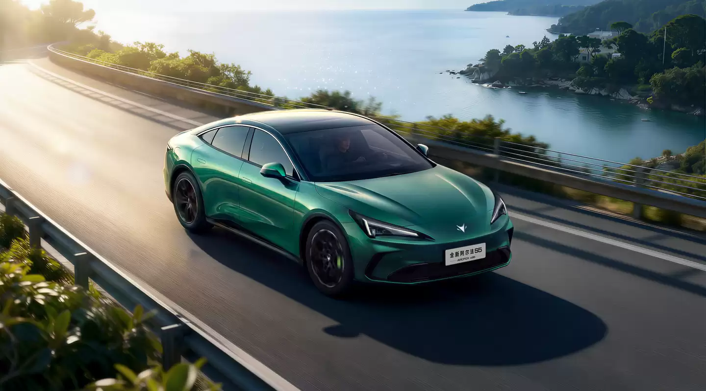 全新极狐阿尔法 S5 外观公布:新增绿色车漆,将提供增程车型