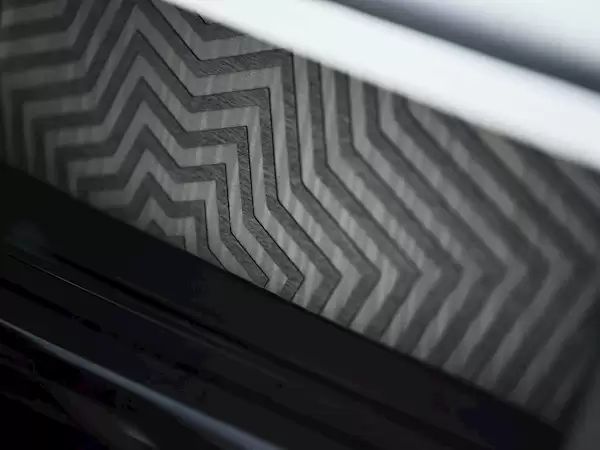 品牌史上首款激光雕刻发动机盖车型 劳斯莱斯幻影定制版亮相