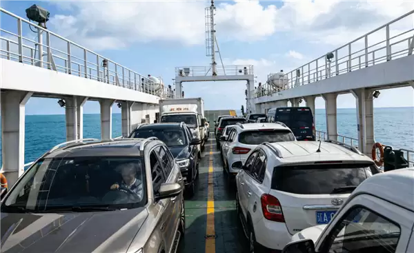琼州海峡过海车票一票难求 黄牛称加价800可托运过海