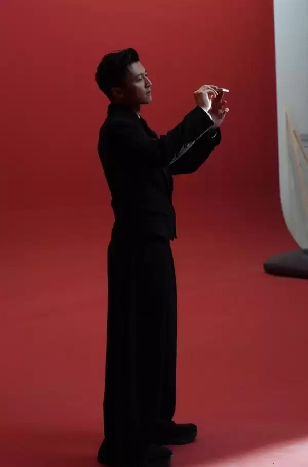 谢霆锋现身拍摄现场，手持轻薄旗舰荣耀Magic V6折叠屏手机