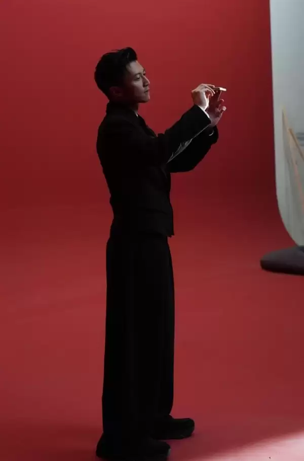 谢霆锋手持荣耀Magic V6现身!史上电池最大的折叠屏旗舰来了