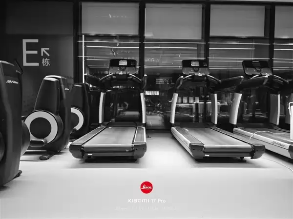 雷军微博换新头像了！网友：配合SU7 Ultra背景像是顶级赛车手