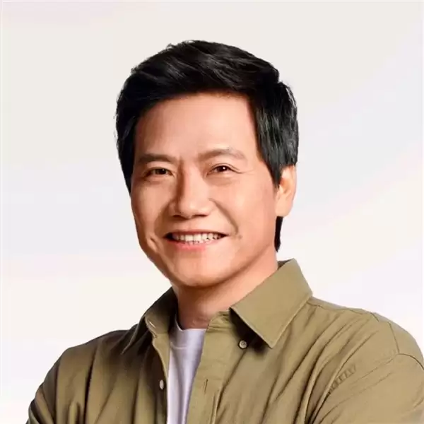 雷军微博换新头像了！网友：配合SU7 Ultra背景像是顶级赛车手