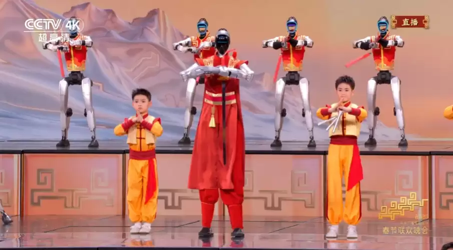 春晚宇树机器人“摔倒”在地，宇树CEO王兴兴回应称是剧情需要