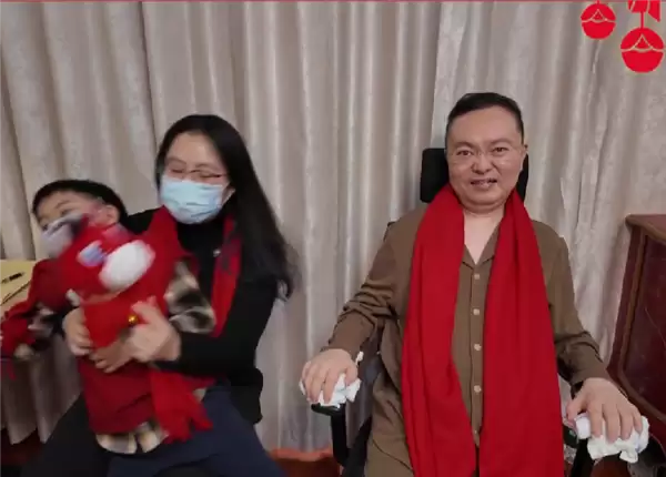 蔡磊一家三口发拜年视频 网友:看着状态有好转 希望奇迹发生