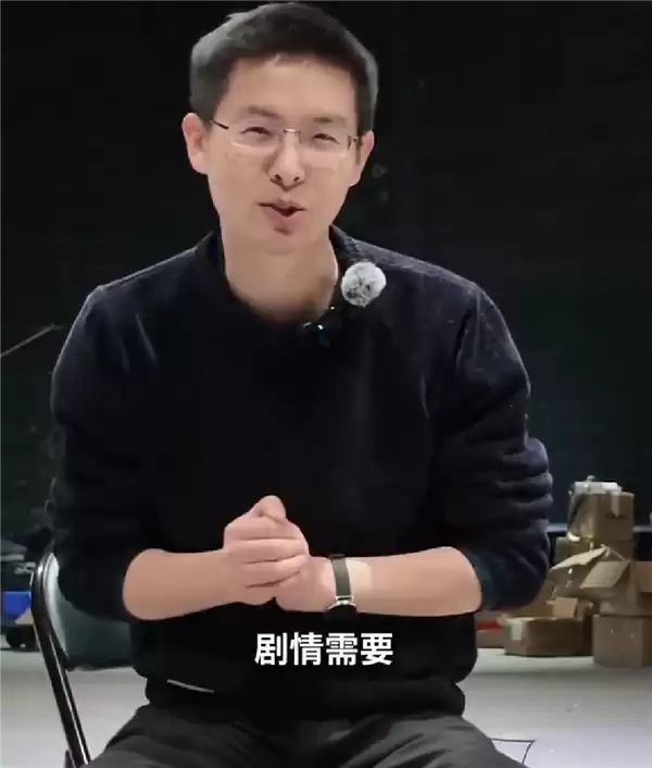 春晚宇树机器人摔倒了！王兴兴回应：导演安排的剧情需要