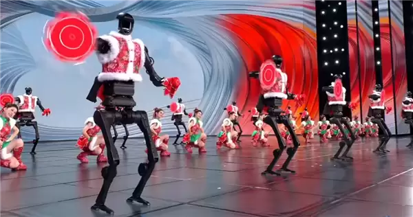春晚宇树机器人摔倒了！王兴兴回应：导演安排的剧情需要