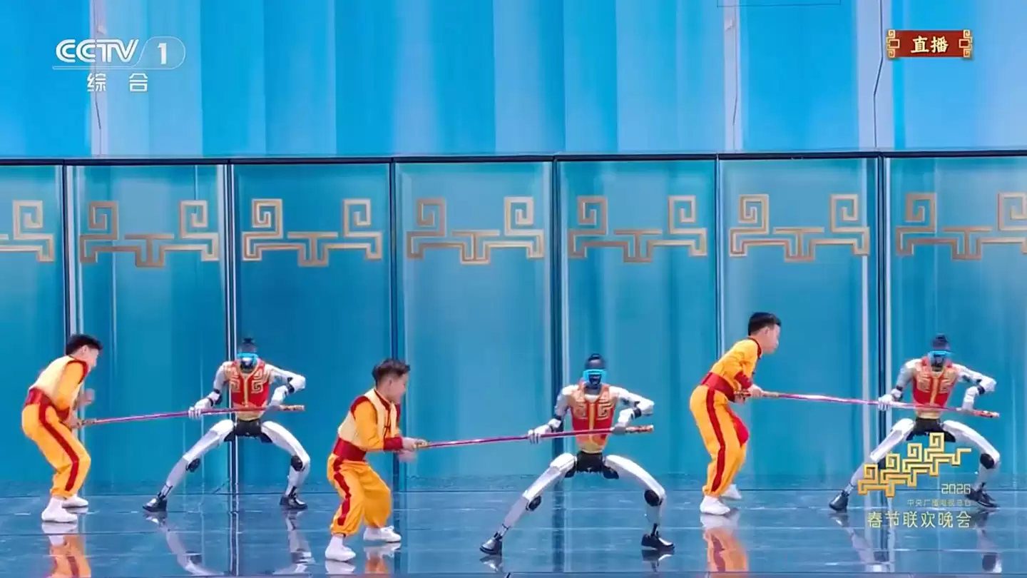 宇树机器人春晚后台排练花絮公开,H2身着大圣重甲踏“云”亮相