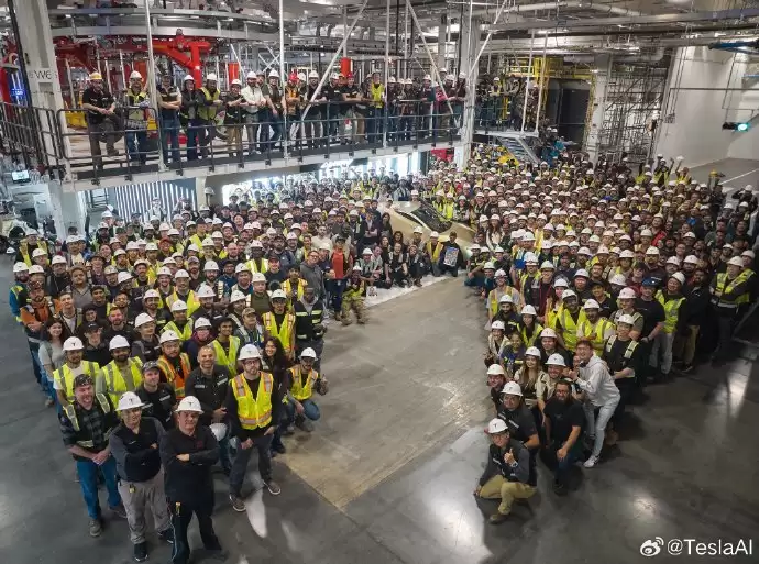 量产的特斯拉Cybercab今天下线了