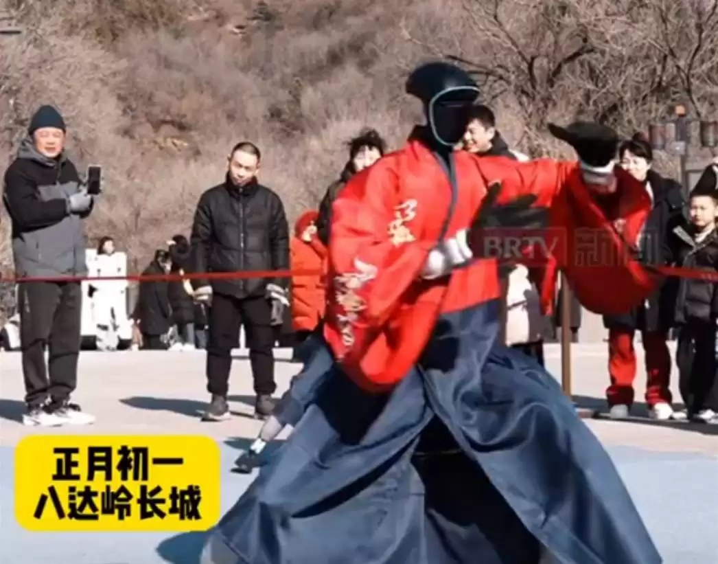 宇树机器人长城献艺太极舞，科技赋能非遗引爆消费热潮