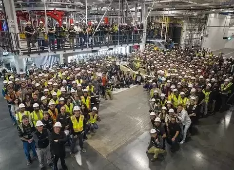 特斯拉Cybercab在得州下线:全球首款无方向盘纯电Robotaxi