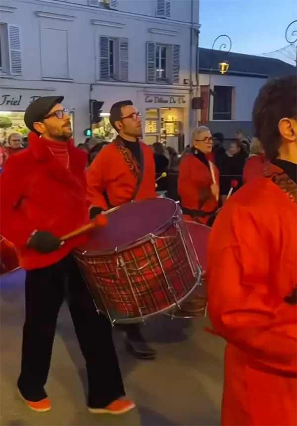 舞龙舞狮年味十足!法国万人村庄连续10年自费过春节