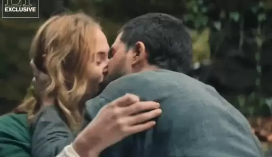 基特·哈灵顿与索菲·特纳新片吻戏后干呕,中世纪恐怖诅咒题材定档2026