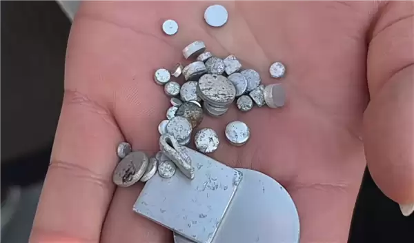 河南商丘多人在国道边停车捡银子 多到捡不完:交警回应系铝合金废料