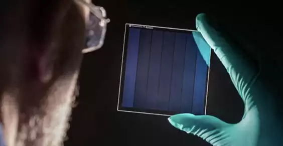 突破性进展!微软研发出万年存储玻璃:单块可存4.84TB