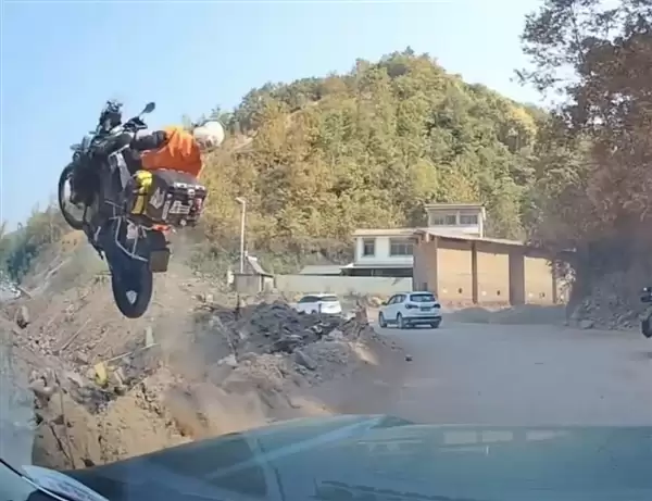 飞驰人生现实版！云南一女子骑摩托车失控坠坡意外走红