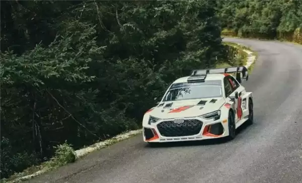 飞驰人生现实版！云南一女子骑摩托车失控坠坡意外走红