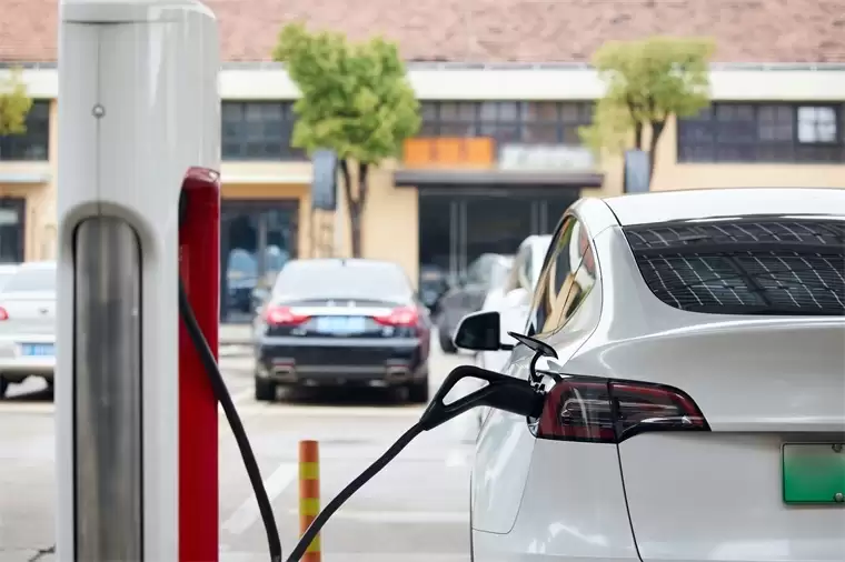 春节返乡新能源车充电有多火?高速日均充电量超 1180 万千瓦时,暴涨 63.05%