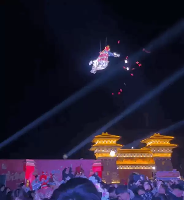 河南八里沟景区空中撒钱:100、50、10元红包满天飞 捡到就是自己的