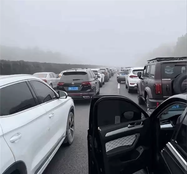 第一批返程的人已经堵在高速上了!网友:又有聪明人预判了你的预判
