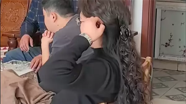 22岁山东小伙留长发烫大波浪过年回家 被外公叫阿姨引热议:父母直言没招