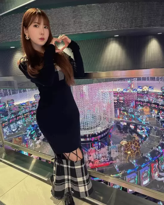 祝大家新年快乐：波多野结衣晒新图美爆了 你感受到祝福没