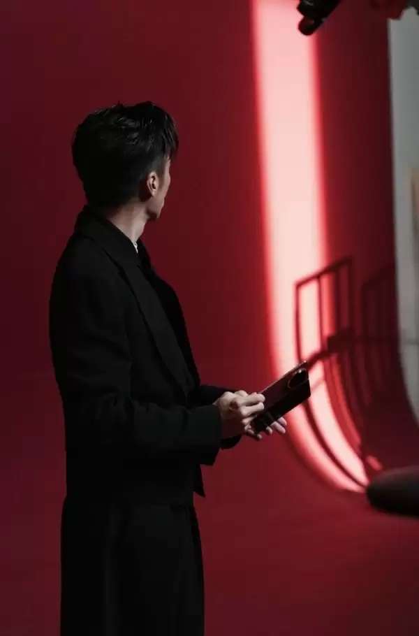 荣耀Magic V6配置确认:骁龙8E5+7150mAh折叠屏最大电池