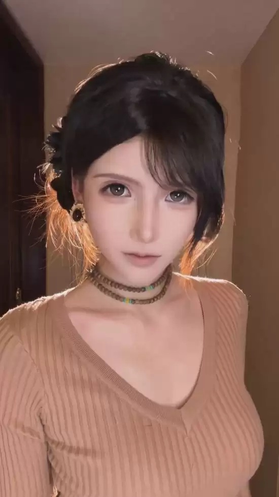 抖音Cosplayer佑真素颜神似蒂法引热议，高还原度Cosplay引爆全网