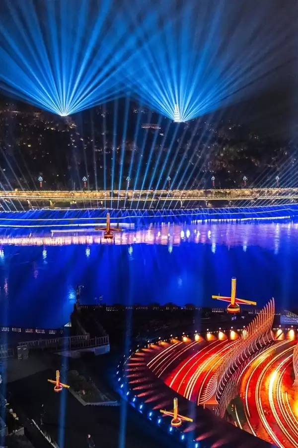 云影无人机第四代升级版亮相五大机场，展示垂直起降与集群编队新技术