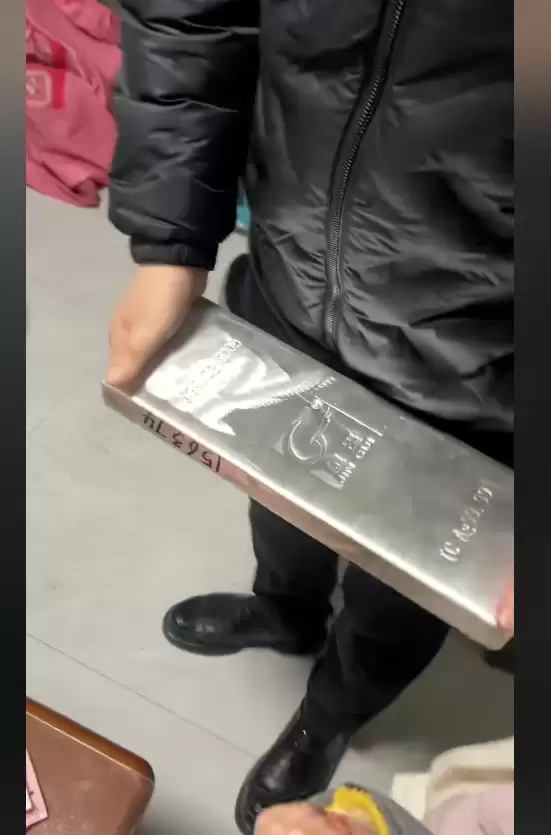 全网最贵压岁钱！山东一舅舅送5岁外甥女30斤银砖  家长不敢收第二天归还