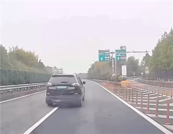 错过路口竟直接跨车道停车 司机：不知道该前进还是后退