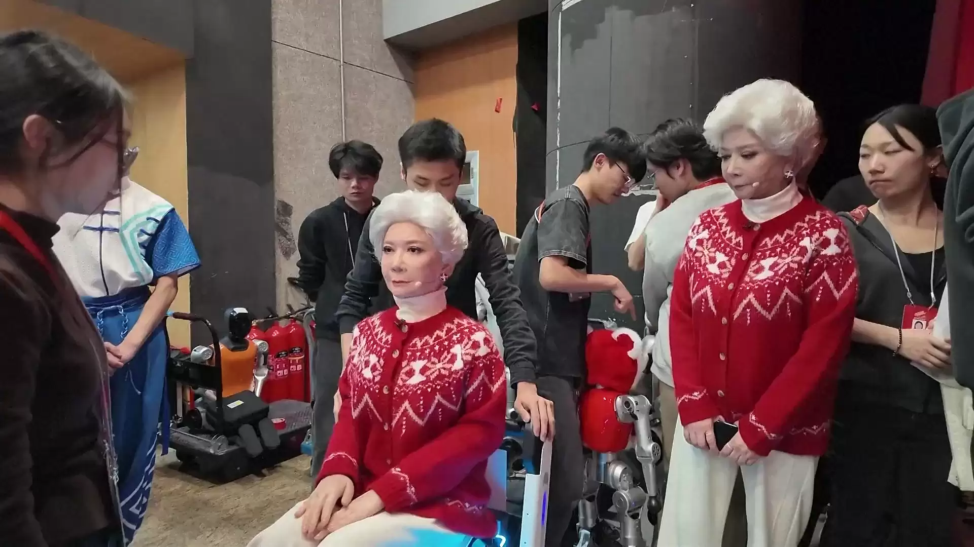 机器人集体亮相春晚后:“假蔡明”被送给了真蔡明,“春晚版熊猫”拍出近6万元高价