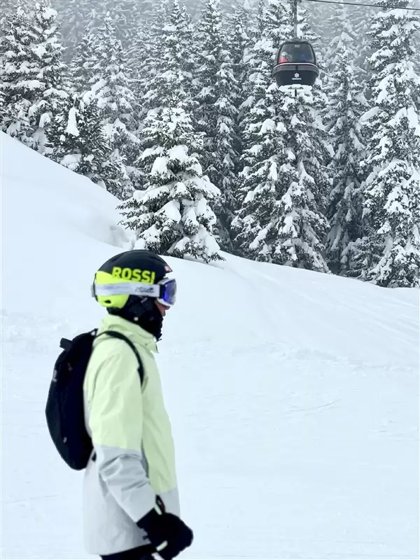 雷军晒春节滑雪照引热议!网友:摄影师是高手中的高手