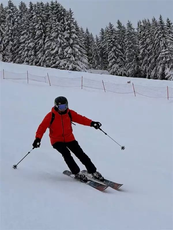 雷军晒春节滑雪照引热议!网友:摄影师是高手中的高手