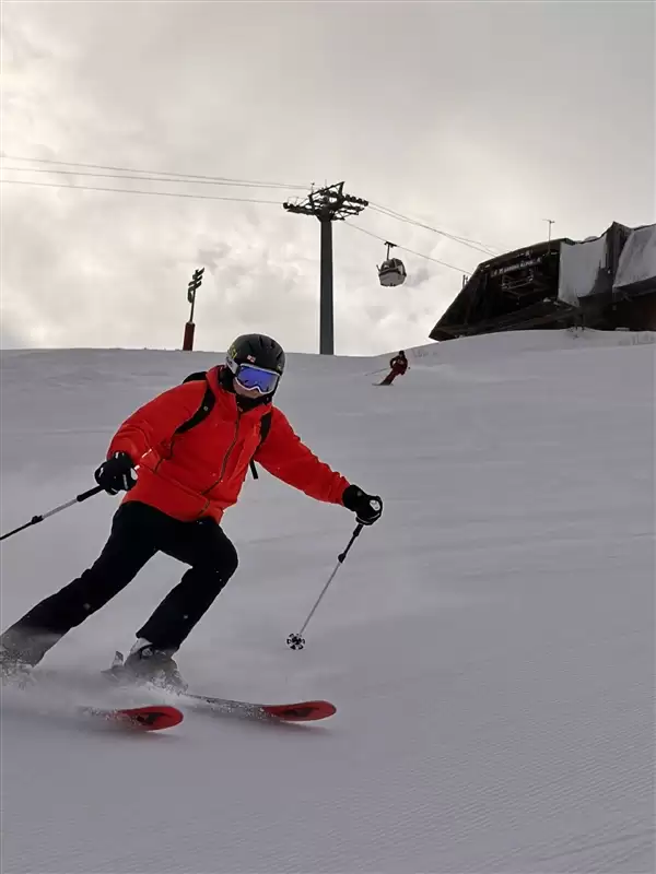 雷军晒春节滑雪照引热议!网友:摄影师是高手中的高手